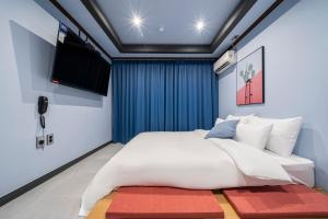 Rúm í herbergi á Shourin Hotel Daejeon by Aank