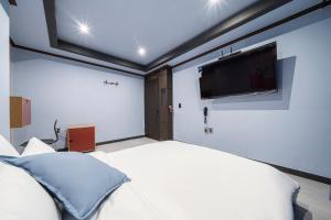 Sjónvarps- og/eða afþreyingartæki á Shourin Hotel Daejeon by Aank