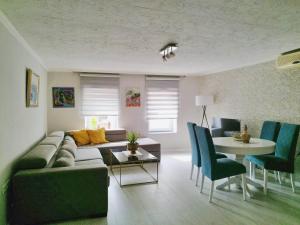 Apartment with garden Hanja tesisinde bir oturma alanı