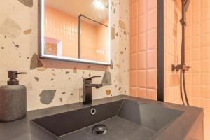 A bathroom at Le vintage . Centre-ville Mâcon . Atypique . Proche gare . Wifi . Climatisation . Confortable .