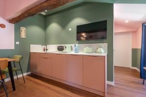 Kuchyň nebo kuchyňský kout v ubytování Le vintage . Centre-ville Mâcon . Atypique . Proche gare . Wifi . Climatisation . Confortable . + 16 fotografií