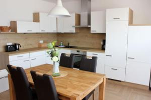 Η κουζίνα ή μικρή κουζίνα στο Käptn Brass Villa 5 App 3 Strandrose