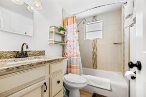 Et badeværelse på Holmes Beach Bungalow - B + 39 billeder