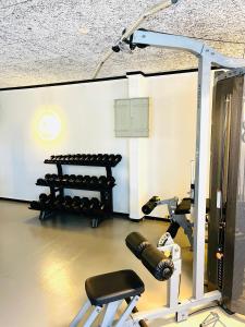 un gimnasio con 2 bicicletas estáticas en una habitación en Hotel Småland en Skillingaryd