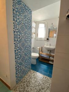 łazienka z toaletą i umywalką w obiekcie Casa Barbara w Amalfi