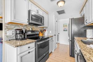 Køkken eller tekøkken på Holmes Beach Bungalow