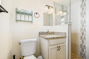 Et badeværelse på Holmes Beach Bungalow - A + 37 billeder