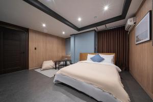 Rúm í herbergi á Shourin Hotel Daejeon by Aank