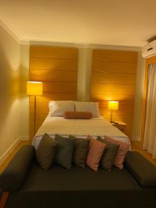 1 dormitorio con 1 cama grande con almohadas en Flat Congonhas, en São Paulo