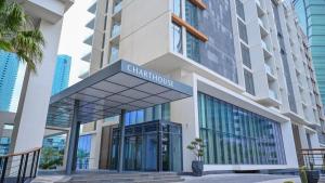 Charthouse Bahrain في المنامة: تسليم مدخل فندق شامونيه