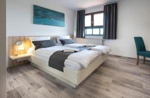 ein Schlafzimmer mit einem großen Bett in einem Zimmer in der Unterkunft Hotel Restaurant Zehn-Brunnen in Renningen