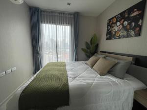 una camera da letto con un grande letto e una finestra di Ultra luxury Condo a Bangkok