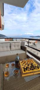 un tablero de ajedrez sobre una mesa en un balcón en SEAgull apartments en Néa Péramos