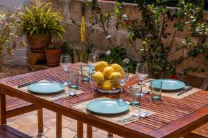 drewniany stół z miską owoców w obiekcie Casa Ginebro w mieście Font de Sa Cala