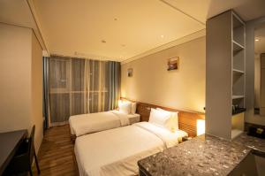 J One Hotel Cheongju客房内的一张或多张床位