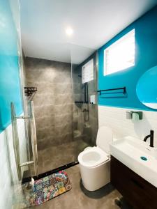 y baño con ducha, aseo y lavamanos. en Holabay Resort, en Panglao