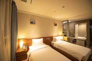 J One Hotel Cheongju客房内的一张或多张床位