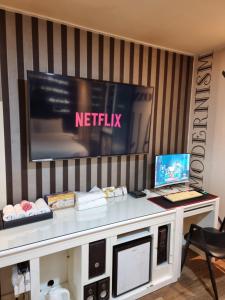 TV a/nebo společenská místnost v ubytování Fox Motel + 6 fotografií