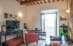 sala de estar con sofá, TV y teclado en Gorgeous Apartment In Montefortino With Wifi, en Montefortino