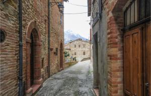 un callejón entre dos edificios con una montaña a lo lejos en Gorgeous Apartment In Montefortino With Wifi, en Montefortino