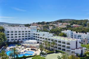 - une vue aérienne sur l'hôtel et le complexe dans l'établissement Sol Lunamar Palmanova Apartamentos - Adults Only, à Palma Nova