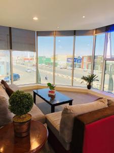 uma sala de estar com um sofá e uma mesa em راحة للأجنحة الفندقية Comfort hotel suites em Hail