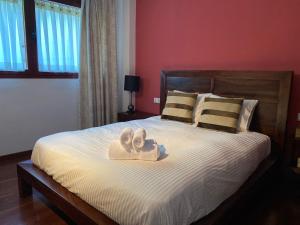 1 dormitorio con 1 cama con toallas en Vall Fosca Apartment "Majue", en Torre de Capdella