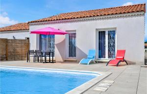 - une terrasse avec des chaises et un parasol à côté de la piscine dans l'établissement Gorgeous Home In Vallon Pont Darc With Outdoor Swimming Pool, à Vallon-Pont-dʼArc