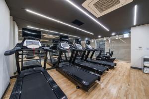 J One Hotel Cheongju的健身中心和/或健身设施