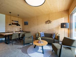 ein Wohnzimmer mit einem Sofa und einem Tisch in der Unterkunft Apartment sZuahäusl in Ellmau