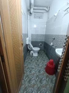 a bathroom with a toilet and a sink at Goroomgo Muskan Guest House Digha in Digha