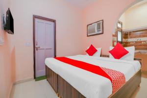 En eller flere senger på et rom på OYO Bhardwaj Guest House