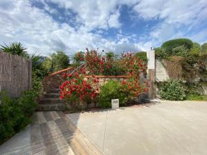 eine Treppe mit roten Blumen drauf. in der Unterkunft Casa Chersonnesus in Teulada