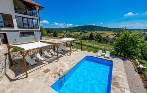 Bazén v ubytování Beautiful Apartment In Rakovica With Kitchen nebo v jeho okolí