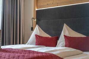Postel nebo postele na pokoji v ubytování Hotel Salzburger Hof Leogang