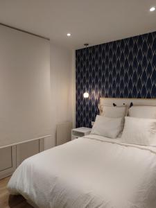 A bed or beds in a room at Apartamento Costa II con Parking exterior comunitario y parking privado en el centro