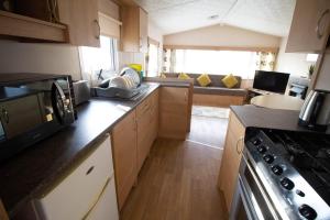 Una cocina o kitchenette en Brilliant 6 Berth Caravan Steeple Bay Holiday Park, Essex Ref 36079d