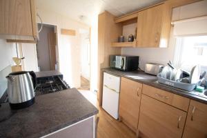 Dapur atau dapur kecil di Brilliant 6 Berth Caravan Steeple Bay Holiday Park, Essex Ref 36079d