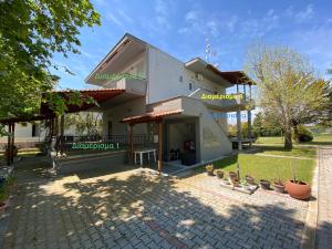 a building with a courtyard in front of it at Villa Maria in Ofrínion