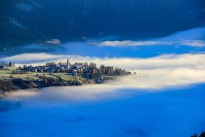 ヴィピテーノにあるHotel Thuinerwaldeleの雲の山の上の町と大量の水