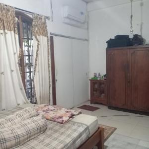 Ein Bett oder Betten in einem Zimmer der Unterkunft Rumah Joglo