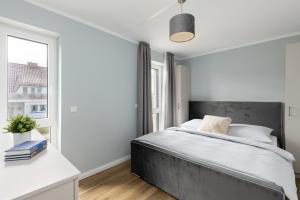 Un dormitorio con una cama grande y una ventana en Sturmfrei Suite 7 en Scharbeutz