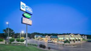 un letrero de la calle frente a un hotel en Best Western Tomah Hotel, en Tomah