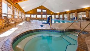 a swimming pool in a building with a swimming pool at Best Western Tomah Hotel in Tomah