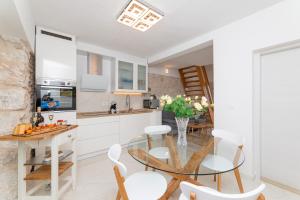 Kuchyň nebo kuchyňský kout v ubytování Apartments Tino