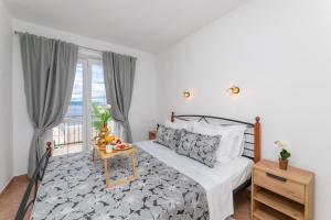 Postel nebo postele na pokoji v ubytování Apartments Tino + 37 fotografií