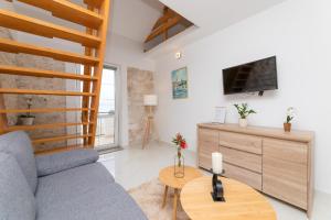 TV a/nebo společenská místnost v ubytování Apartments Tino