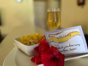 un plato con un tazón de comida y una copa de vino en Libby's Vacation Rental 2 Bed Home 1-4 Guests en Nadi