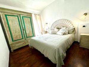 1 dormitorio con cama grande y ventana grande en CASA DANILA, en Quercianella