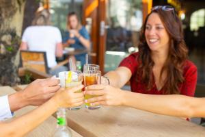 un grupo de personas sentadas en una mesa bebiendo champán en RCN de Flaasbloem en Chaam